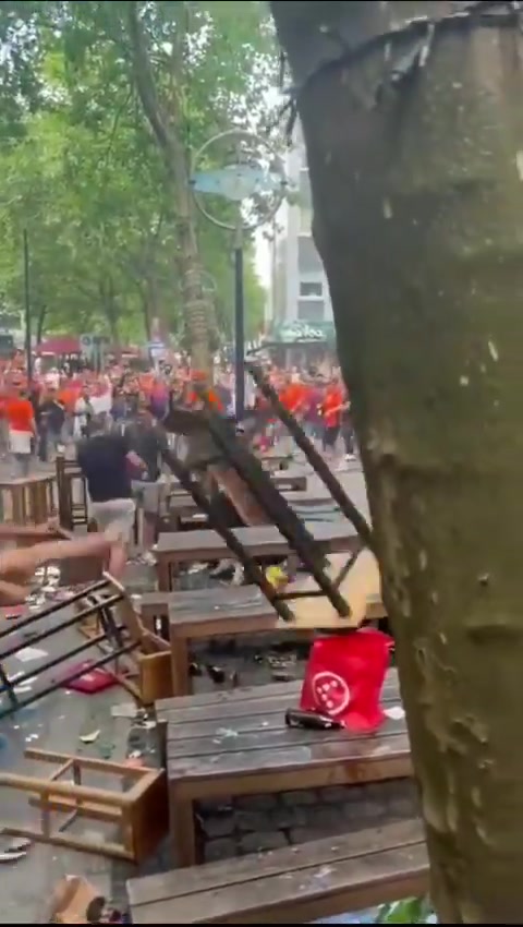 火爆场面！荷兰球迷袭击一间全是英格兰球迷的酒吧